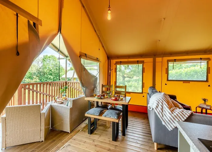 The Foxes Den - Uk45295 *