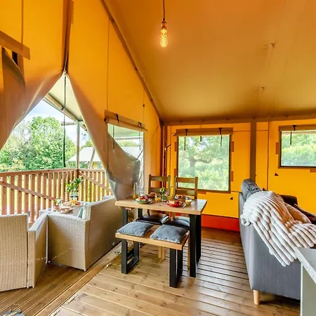 The Foxes Den - Uk45295 *